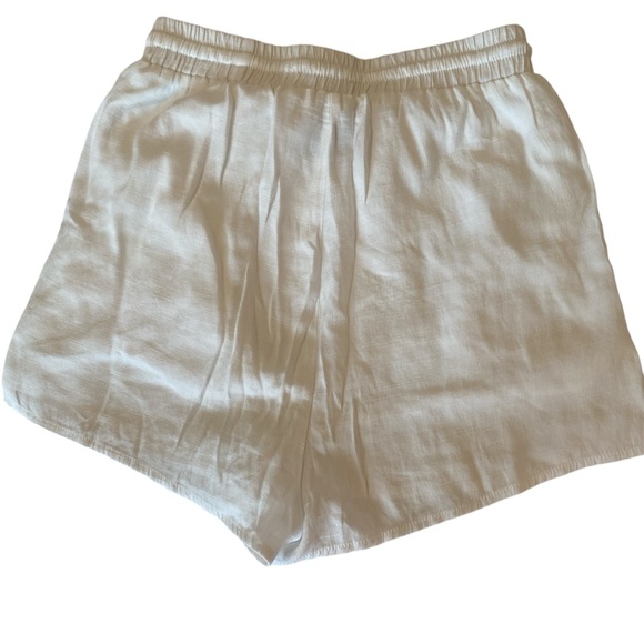 Princess Polly white shorts. Size 4 - Picture 2 of 4